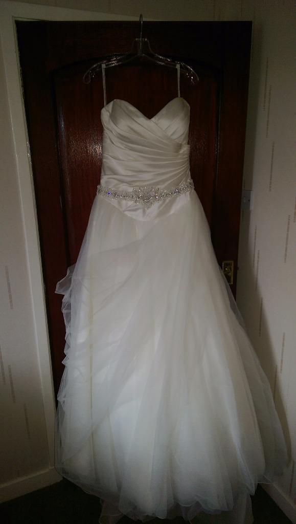 Stunning wedding dress. Size 14 16. Never been worn