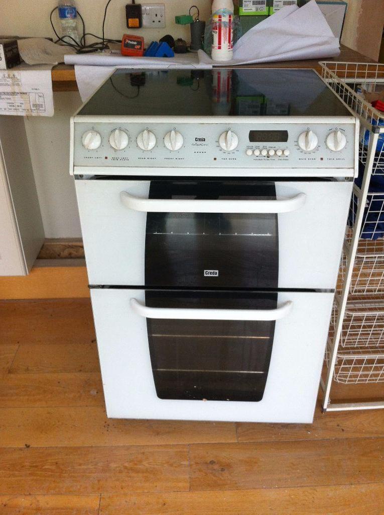 Freestanding electric cooker with halogen hob