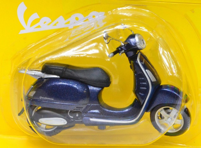 Vespa Granturismo Year 2003 Blue Scale 118 DIECAST BY MAISTO Vespa Granturismo Year 2003 Blue Scale 118 DIECAST BY MAISTO