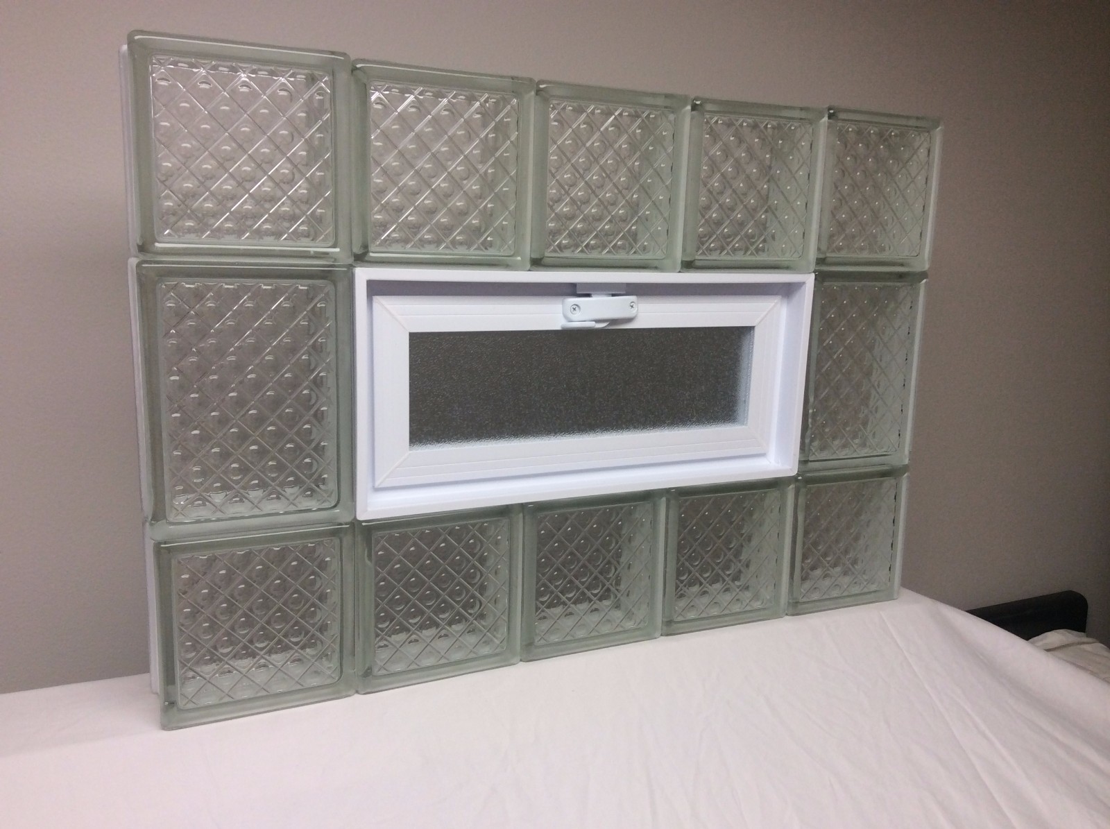 30 X 20 Vented Glass Block Window Delphi Pattern Brand New T