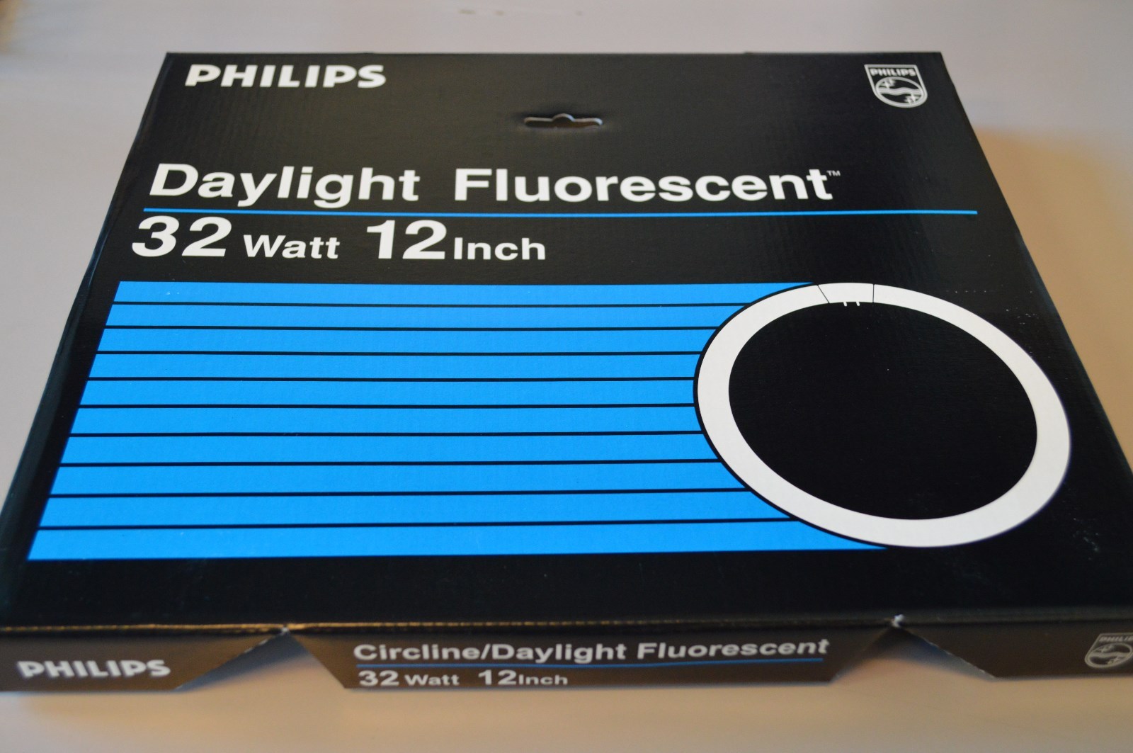 Philips 262600 32w 12 Inch Daylight Deluxe Circline Fluorescent Bulb Picture 1 Of 4