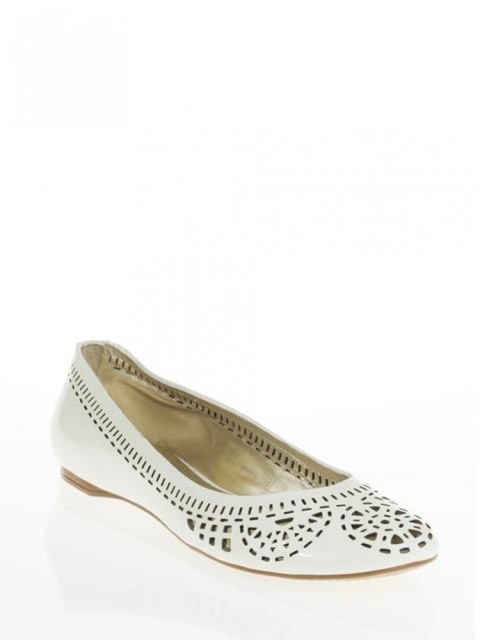 Guess ballerine in vernice bianco UK5EU38 nuovo in scatola con sacchetto di polvere. Guess ballerine in vernice bianco UK5EU38 nuovo in scatola con sacchetto di polvere.
