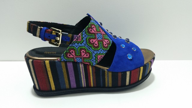 GEOX D824VA sandali donna con zeppa camoscio nr. 39 blu . GEOX D824VA sandali donna con zeppa camoscio nr. 39 blu .