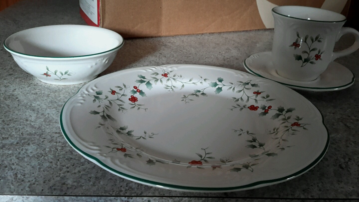 Pfaltzgraff Winterberry 32-pc Holiday Dinnerware Set Service for 8 ... Pfaltzgraff Winterberry 32-pc Holiday Dinnerware Set Service for 8 ...