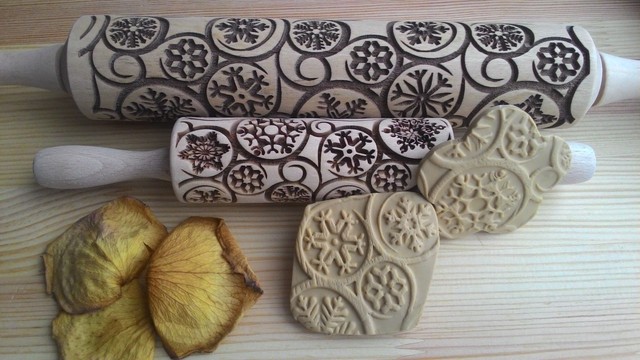 Wooden Rolling Pin Laser Cut Snowflakes Tracery Netting Pattern Wooden Rolling Pin Laser Cut Snowflakes Tracery Netting Pattern Winter Style