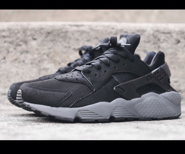 Nike Air Huarache Nero Grigio edizioni limitate misura 7 Regno Unito Nuovo con Scatola Nike Air Huarache Nero Grigio edizioni limitate misura 7 Regno Unito Nuovo con Scatola