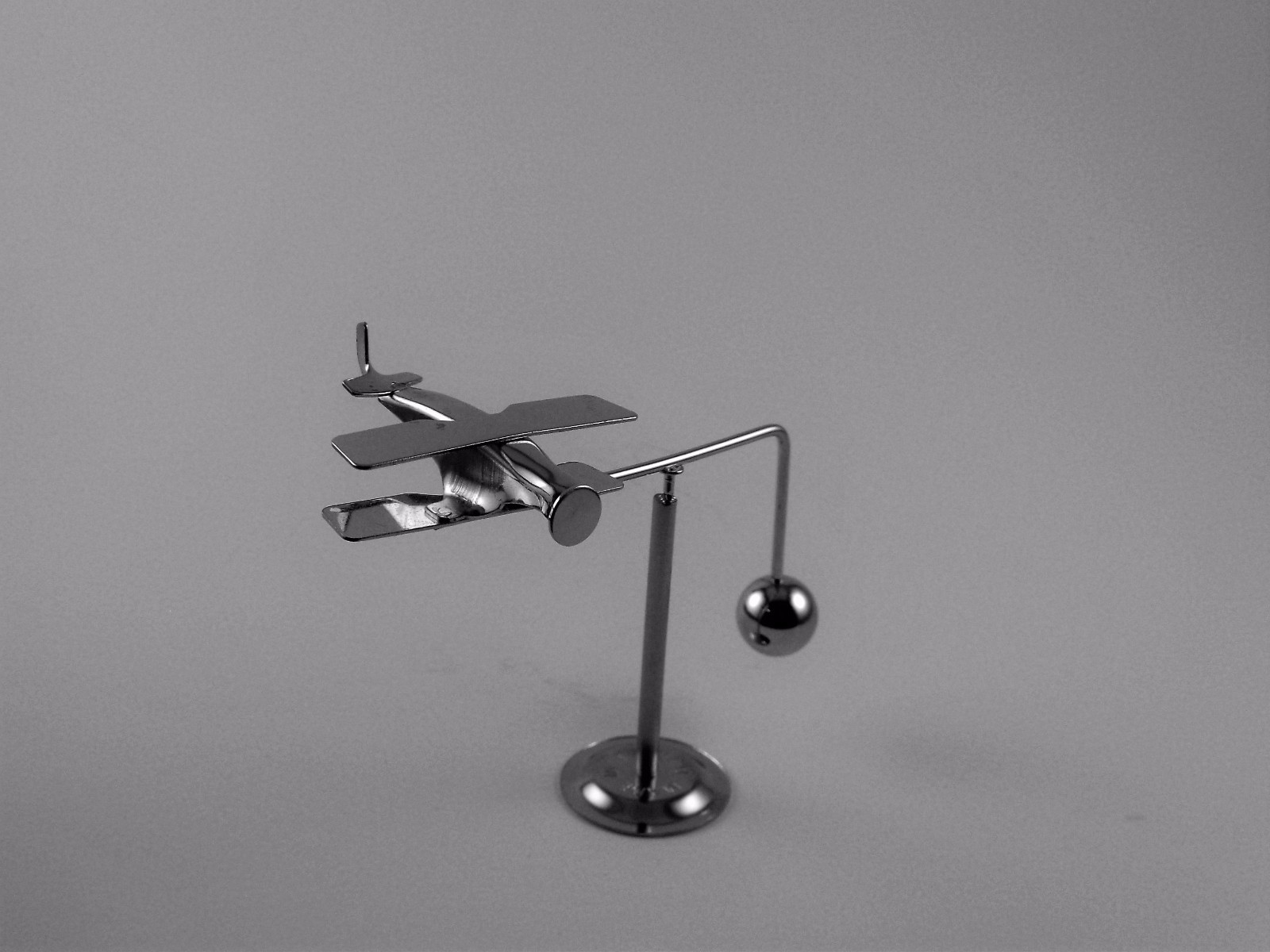 Kinetic Energy Motion Desk Toy Hostgarcia Kinetic Energy Desk Toys Design Ideas