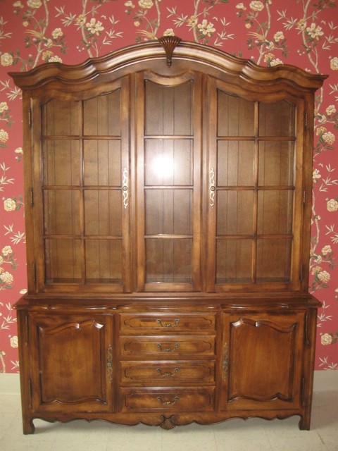 Ethan Allen Country French Lighted Glass China Cabinet 26 6318 Ethan Allen Country French Lighted Glass China Cabinet 26 6318 Fruitwood Finish