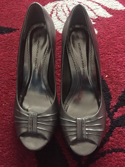 Scarpe da Donna Dorothy Perkins Scarpe Dorate Taglia 5 USATO BUONE CONDIZIONI Scarpe da Donna Dorothy Perkins Scarpe Dorate Taglia 5 USATO BUONE CONDIZIONI