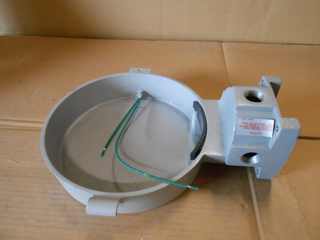 1 Crouse Hinds Twm2 Wall Mount For Vmv Series Light Fixtures 1 New Crouse Hinds Twm2 Wall Mount For Vmv Series Light Fixtures