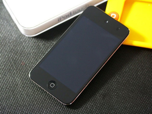 iPod Touch 4th Generation (8GB) MP3 Player 90 Days Warranty Black